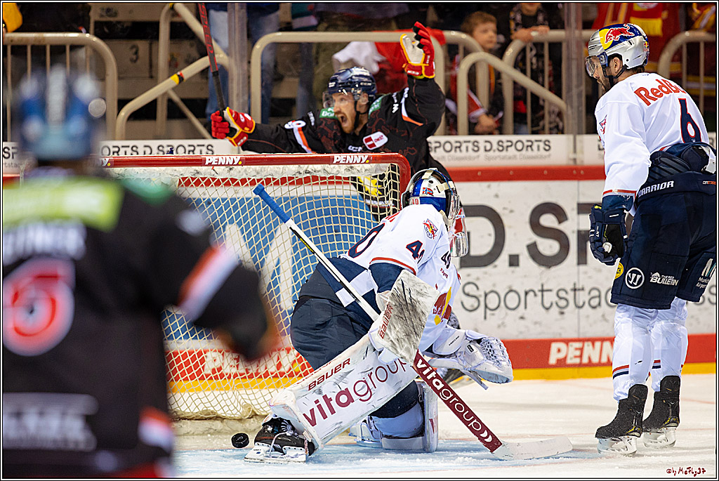 PENNY DEL Viertelfinale 4. Spiel; Duesseldorfer EG - Red Bull Muenchen; Duesseldorf, 16.04.2022